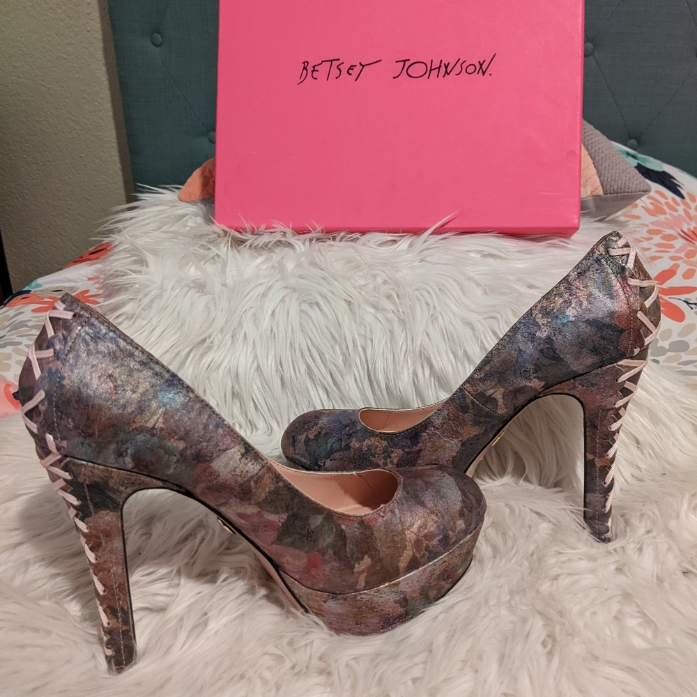 Platform Stitched Heel Shoe's